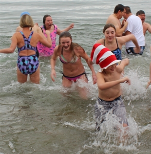 Plunge into icy Okanagan waters kicks off 2014 | iNFOnews.ca