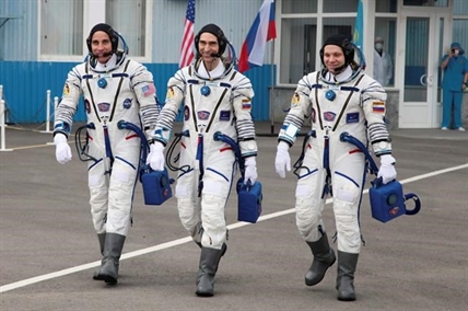 Astronauts leave virus-plagued planet for space station | iNFOnews.ca Astronauts leave virus-plagued planet for space station | iNFOnews.ca