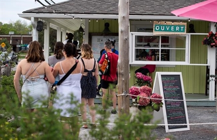 Millions dedicated to promoting holiday travel in Canada during pandemic, Ottawa announces | iNFOnews.ca