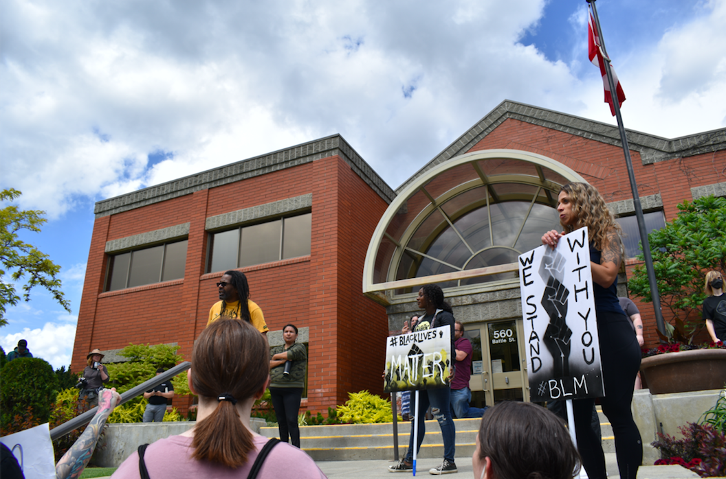 iN VIDEO: Peaceful crowd gathers for Kamloops anti-racism rally, despite official cancellation | iNFOnews.ca