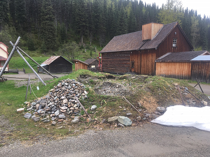 Ancient garbage pile provides a window to the past of Barkerville's Chinese residents | iNFOnews.ca Ancient garbage pile provides a window to the past of Barkerville's Chinese residents | iNFOnews.ca