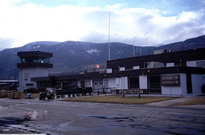 WestJet's Encore flies past Penticton | iNFOnews.ca