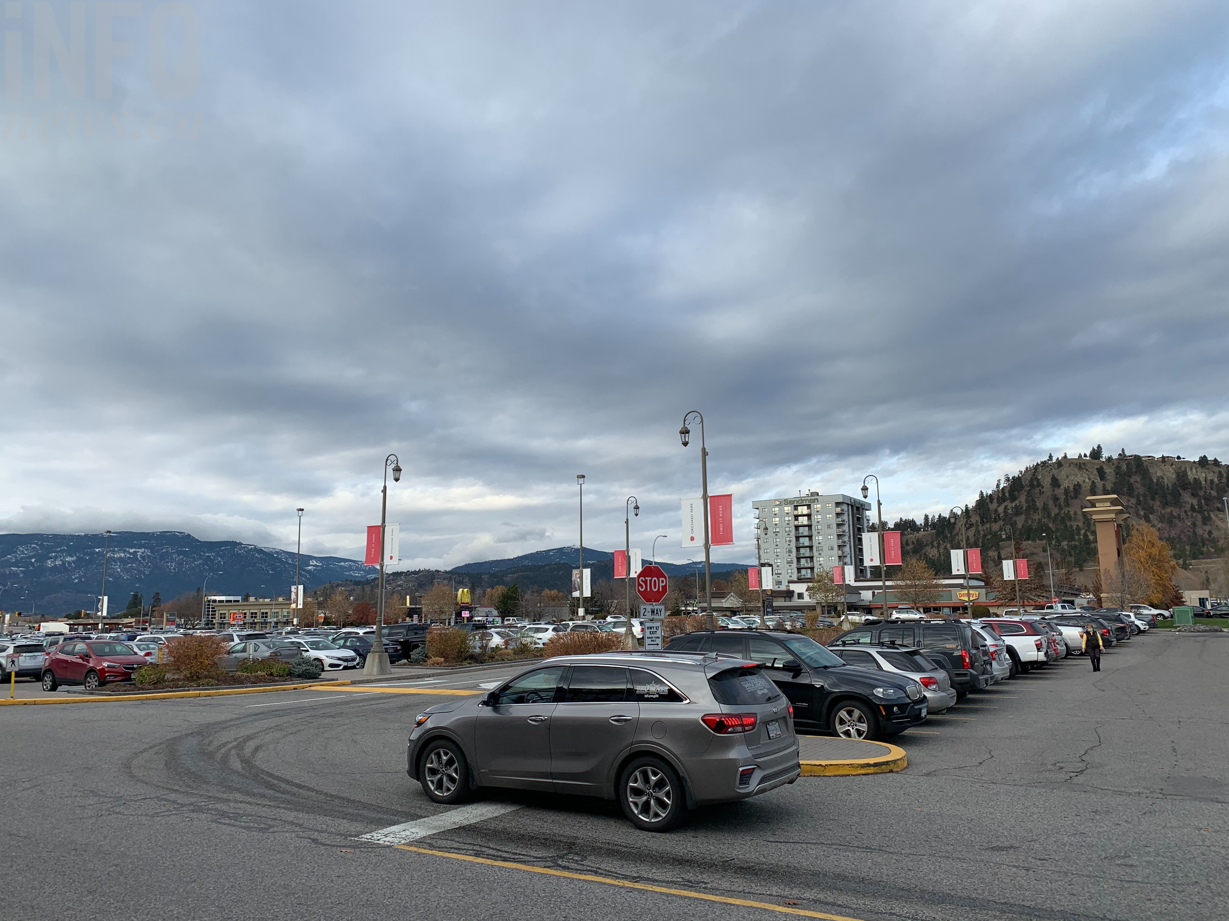 MASKED UP: Kelowna mall shoppers follow rules, brave Black Friday deals despite pandemic | iNFOnews.ca