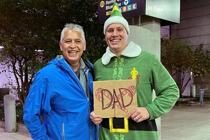 Scene from 'Elf' comes to life as Buddy meets dad in Boston | iNFOnews.ca Scene from 'Elf' comes to life as Buddy meets dad in Boston | iNFOnews.ca