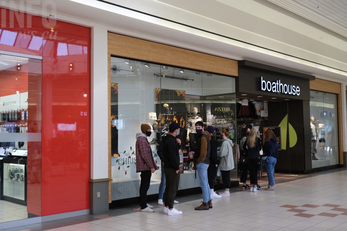Kelowna shoppers line up for Boxing Day sales | iNFOnews.ca