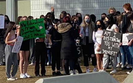 Kamloops high school students rally for teen dismissed over outfit | iNFOnews.ca