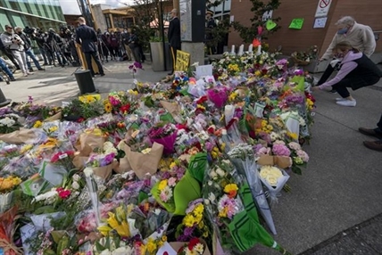 North Vancouver residents to hold drive-thru vigil after stabbings at library | iNFOnews.ca North Vancouver residents to hold drive-thru vigil after stabbings at library | iNFOnews.ca