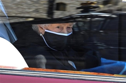 Prince Philip is laid to rest as sombre queen sits alone | iNFOnews.ca Prince Philip is laid to rest as sombre queen sits alone | iNFOnews.ca