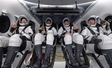 SpaceX returns 4 astronauts to Earth; rare night splashdown | iNFOnews.ca SpaceX returns 4 astronauts to Earth; rare night splashdown | iNFOnews.ca