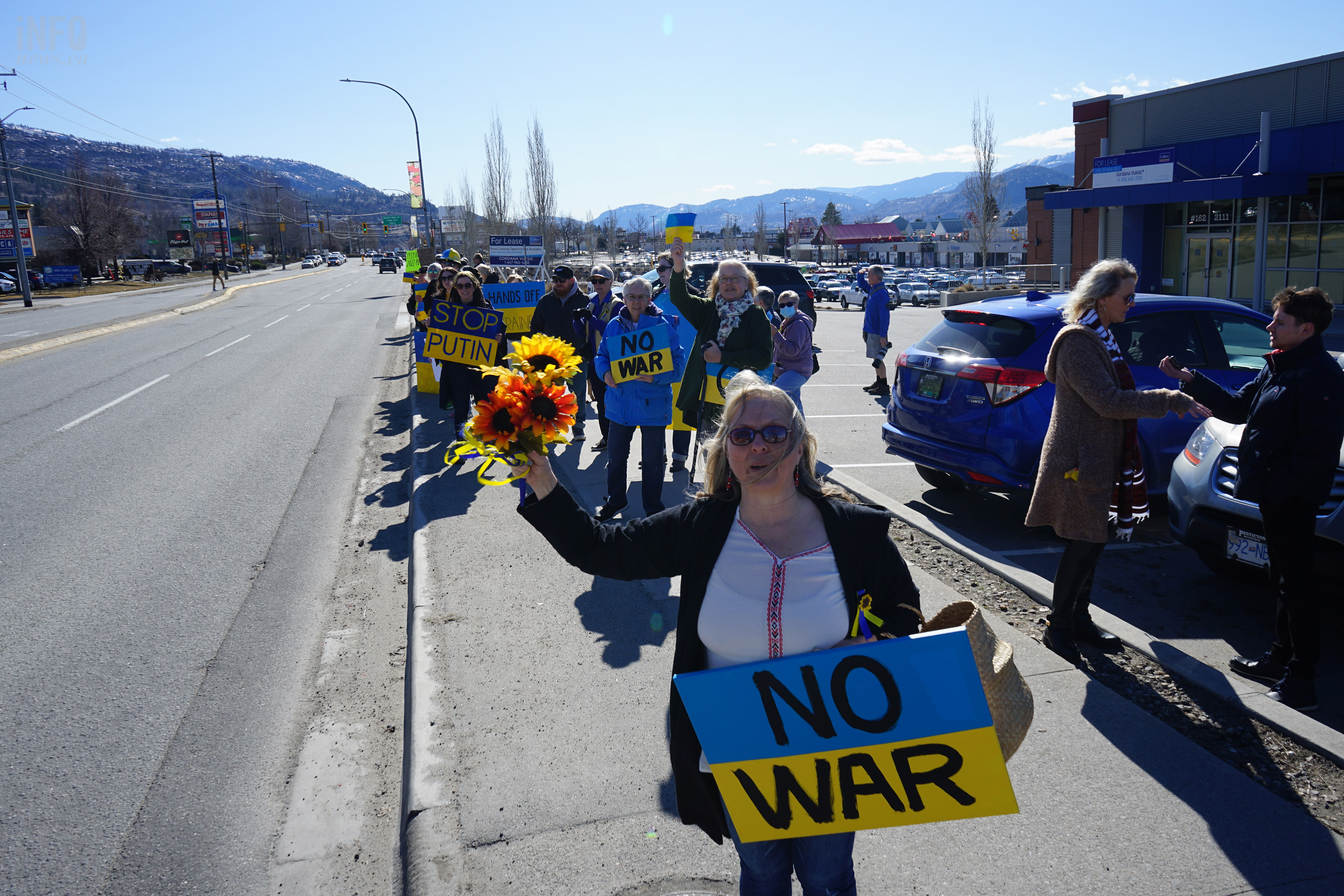 iN PHOTOS: 'I'll do whatever I can,' Solidarity rally with Ukraine held in Penticton | iNFOnews.ca