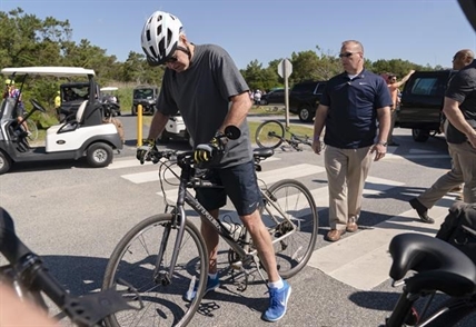 Biden takes spill while getting off bike after beach ride | iNFOnews.ca Biden takes spill while getting off bike after beach ride | iNFOnews.ca