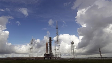 NASA moon rocket on track for launch despite lightning hits | iNFOnews.ca NASA moon rocket on track for launch despite lightning hits | iNFOnews.ca