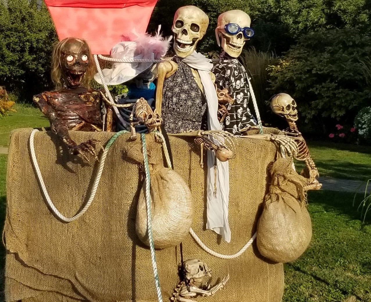 Okanagan skeleton family kicks off Halloween season with balloon ride | iNFOnews.ca Okanagan skeleton family kicks off Halloween season with balloon ride | iNFOnews.ca