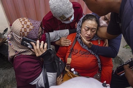 125 die as tear gas triggers crush at Indonesia soccer match | iNFOnews.ca 125 die as tear gas triggers crush at Indonesia soccer match | iNFOnews.ca