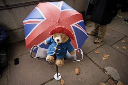 Hundreds of Paddington bears left for queen to go to charity | iNFOnews.ca Hundreds of Paddington bears left for queen to go to charity | iNFOnews.ca