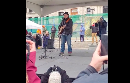 Neil Young, wife actress Daryl Hannah surprise crowd at Victoria old-growth rally | iNFOnews.ca