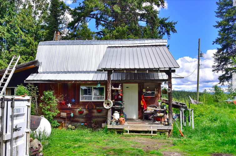 This home and gold mine cost the same as a house in Kelowna | iNFOnews.ca This home and gold mine cost the same as a house in Kelowna | iNFOnews.ca
