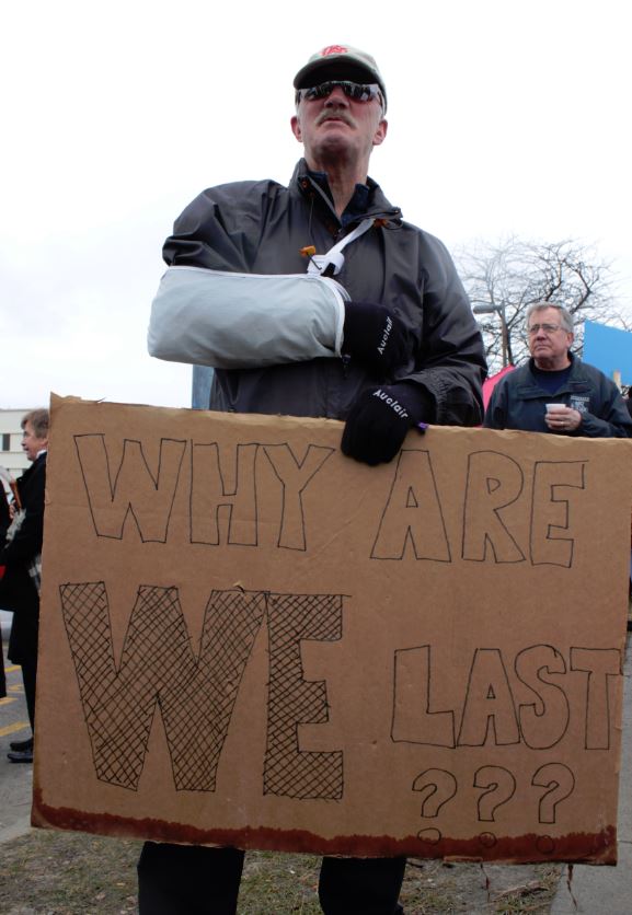 Hospital rally draws big crowd in bad weather | iNFOnews.ca