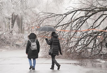 Hundreds of thousands remain without power after dedly ice storm in Quebec | iNFOnews.ca