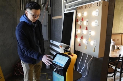Are robot waiters the future? Some restaurants think so | iNFOnews.ca