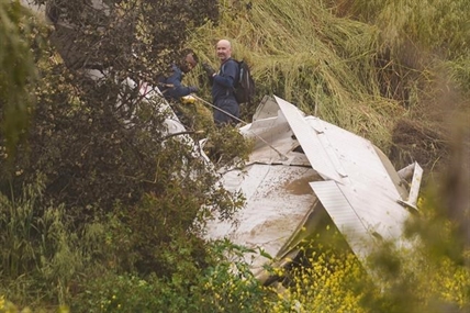 1 killed when plane slams into hillside in LA neighborhood | iNFOnews.ca 1 killed when plane slams into hillside in LA neighborhood | iNFOnews.ca