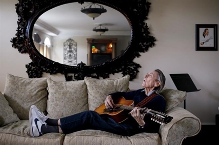 Gordon Lightfoot records in high demand following folk music legend's death | iNFOnews.ca
