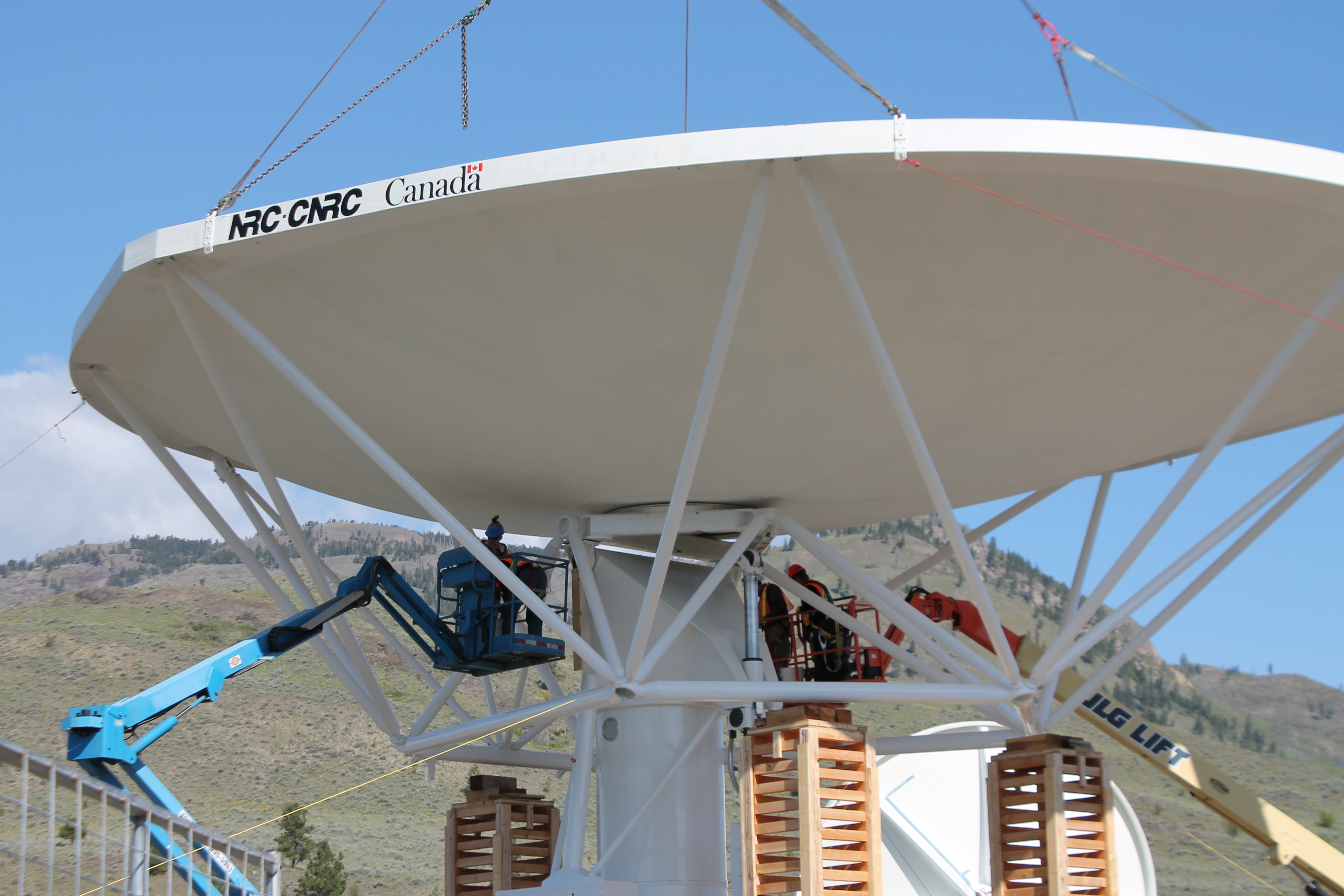 Second lift of radio telescope dish a success | iNFOnews.ca
