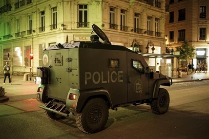 Macron scraps trip amid rioting across France, as loved ones bury teen slain by police | iNFOnews.ca Macron scraps trip amid rioting across France, as loved ones bury teen slain by police | iNFOnews.ca