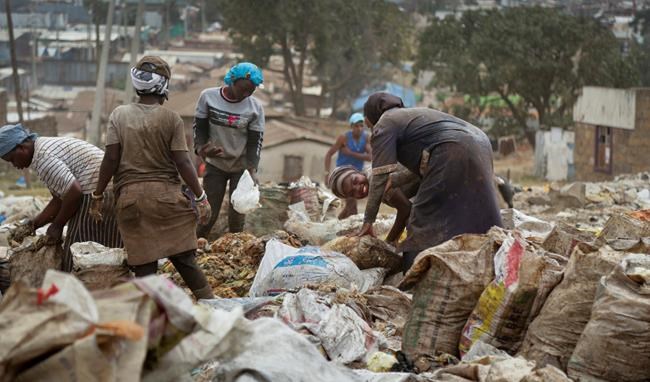 Kenya dump dwellers make a living recycling hair extensions | iNFOnews.ca