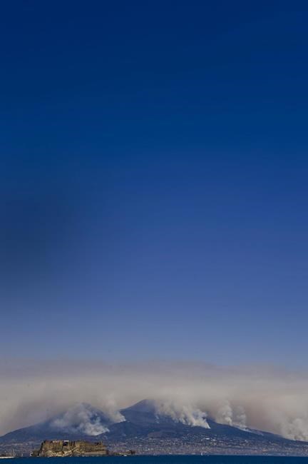 Italian wildfires kill 2 homeowners, force tourists to flee | iNFOnews.ca