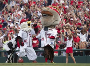 Teddy Roosevelt mascot finally wins Presidents Race at Nationals Park | iNFOnews.ca CP20326524