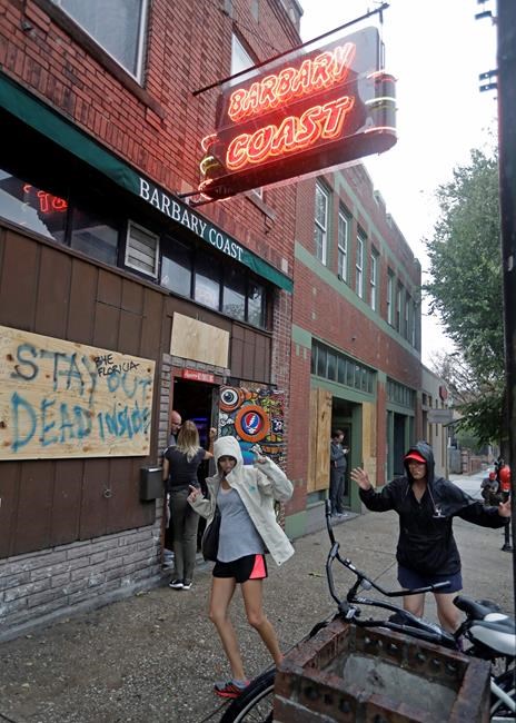 As hurricane blows, dive bar toasts 'Here's to Wilmington!' | iNFOnews.ca
