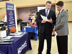 US job openings in August near 14-year high, yet actual hiring dropped steeply | iNFOnews.ca CP30192129