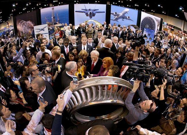 Correction: Buffett arrives for Berkshire Hathaway meeting | iNFOnews.ca Correction: Buffett arrives for Berkshire Hathaway meeting | iNFOnews.ca