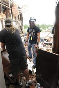 Rock star Bret Michaels and band lend hands at tornado-damaged Nebraska town | iNFOnews.ca Rock star Bret Michaels and band lend hands at tornado-damaged Nebraska town | iNFOnews.ca