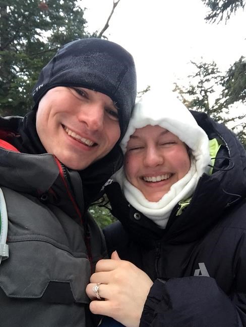 Warm hearts, subzero temps: Couple gets engaged on mountain | iNFOnews.ca Warm hearts, subzero temps: Couple gets engaged on mountain | iNFOnews.ca