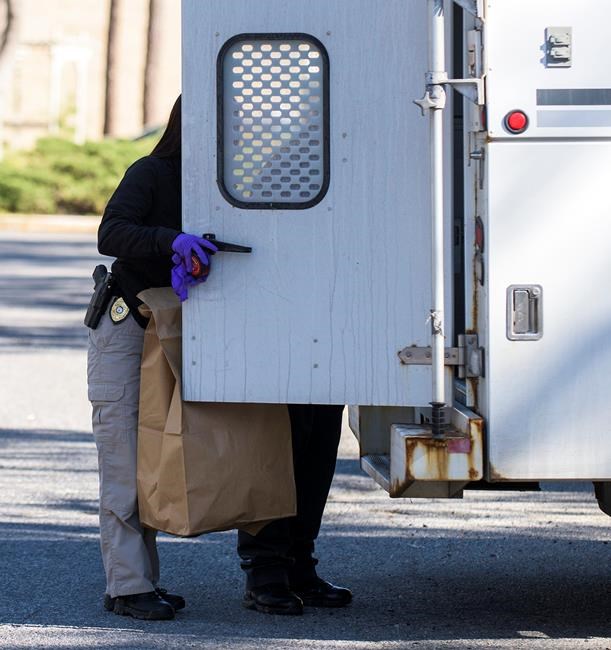 911 call: Mom tried to resuscitate unresponsive twin babies | iNFOnews.ca