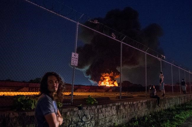 Philadelphia junkyard fire spews thick smoke, flames | iNFOnews.ca Philadelphia junkyard fire spews thick smoke, flames | iNFOnews.ca
