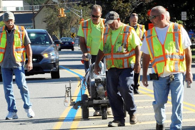 Lawmakers: Put pro-police blue lines on right side of law | iNFOnews.ca