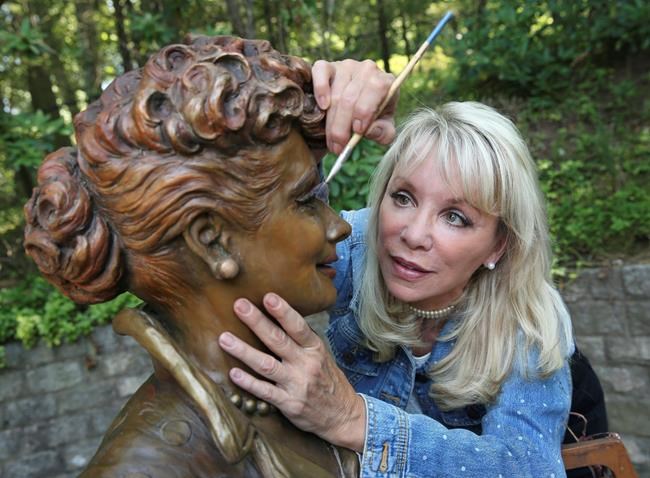 'Scary Lucy' no more: Town reveals new Lucille Ball statue | iNFOnews.ca 'Scary Lucy' no more: Town reveals new Lucille Ball statue | iNFOnews.ca