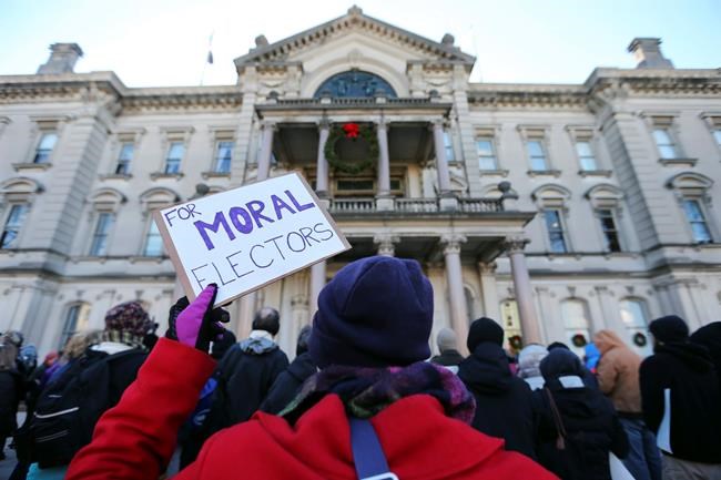 The Latest: 3 Hawaii electors for Clinton, 1 for Sanders | iNFOnews.ca