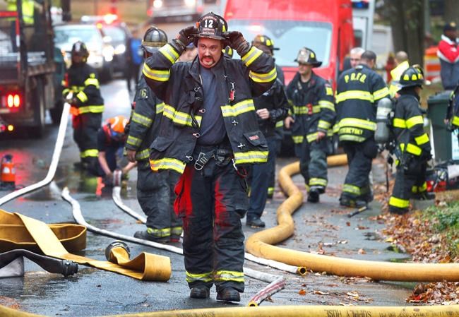 Small plane crashes, leaving pilot dead, houses ablaze | iNFOnews.ca