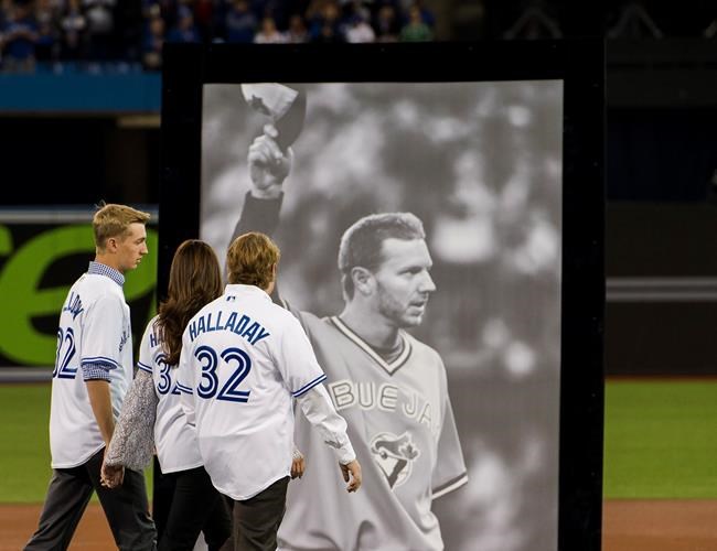 Blue Jays retire ace Roy Halladay's No. 32 in emotional pre-game ceremony | iNFOnews.ca