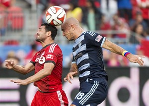 Toronto FC irate at referee after 2-1 loss to Sporting Kansas City on late goal | iNFOnews.ca CP29278642