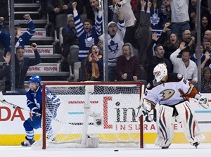 Bernier solid in goal as Leafs down Ducks 6-2 for sixth straight victory | iNFOnews.ca CP31144018