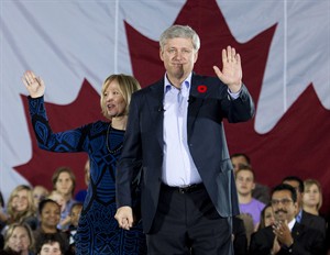 Harper courts suburban voters with broad tax relief for families with kids | iNFOnews.ca CP30498631