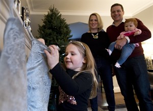 The First Noel: Keeping routine helps parents of new baby cope during holidays | iNFOnews.ca CP31029271