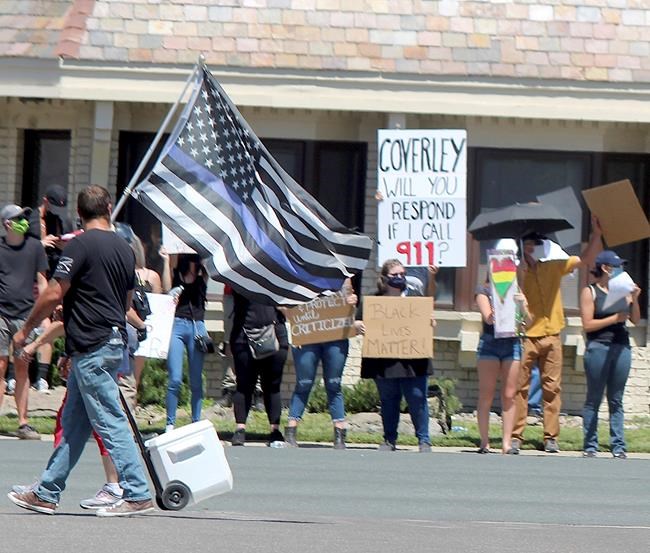 Protesters met with jeers by crowd with guns in Nevada city | iNFOnews.ca Protesters met with jeers by crowd with guns in Nevada city | iNFOnews.ca