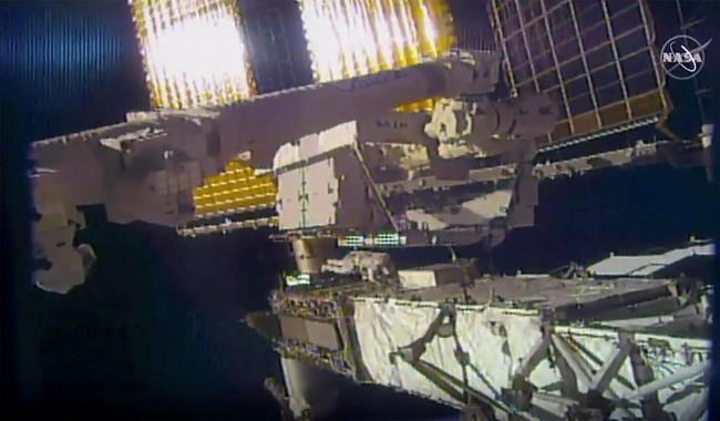 Spacewalking astronaut loses mirror, newest space junk | iNFOnews.ca