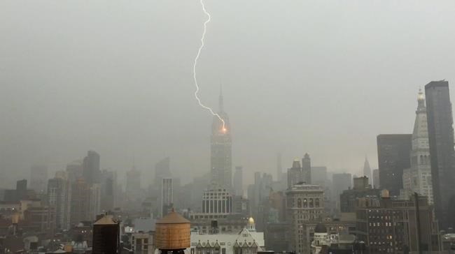 Video captures lightning bolt striking Empire State Building | iNFOnews.ca